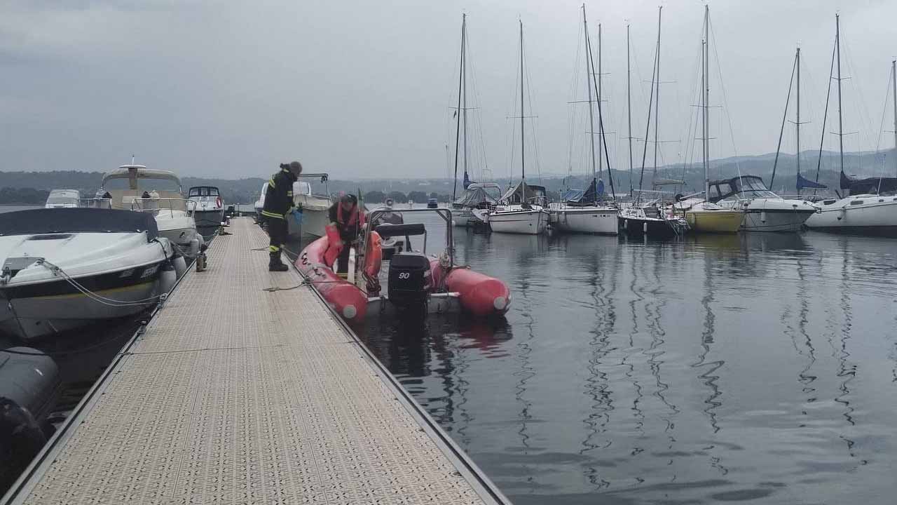 رجال الإطفاء يبحثون عن ناجين بعد غرق قارب سياحي في بحيرة بشمال إيطاليا يوم الاثنين. صورة لرويترز من خدمة الإطفاء الإيطالية